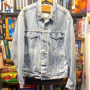 L  VINTAGE LEVIS JEAN JACKET STANDARD TRUCKER FADED AND FREYED
